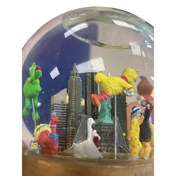 Macys 2002 Thanksgiving Day Parade Musical Waterglobe collectible SKU 8310 - Picture 10 of 16